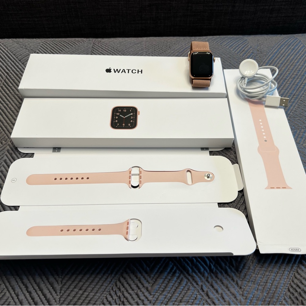 Apple Watch SE 40mm GPS Rose Gold with Pink Sand Sport Band